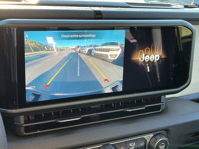 Used 2025 Jeep Gladiator Mojave AWD/4WD image 33