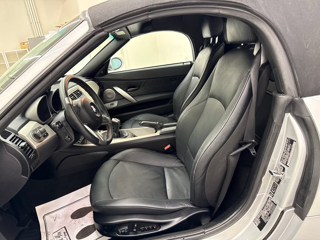 Used 2004 BMW Z4 3.0i RWD image 13