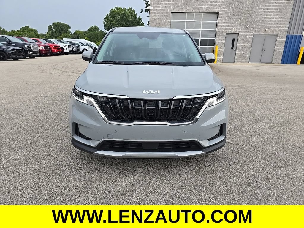 Used 2023 Kia Carnival EX FWD image 2
