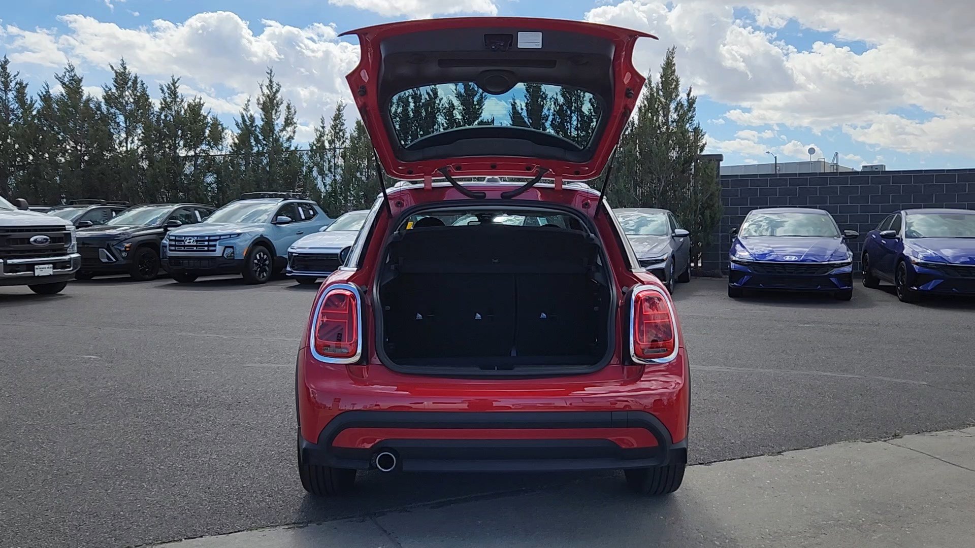 Used 2024 MINI Cooper 4-Door Hardtop image 19