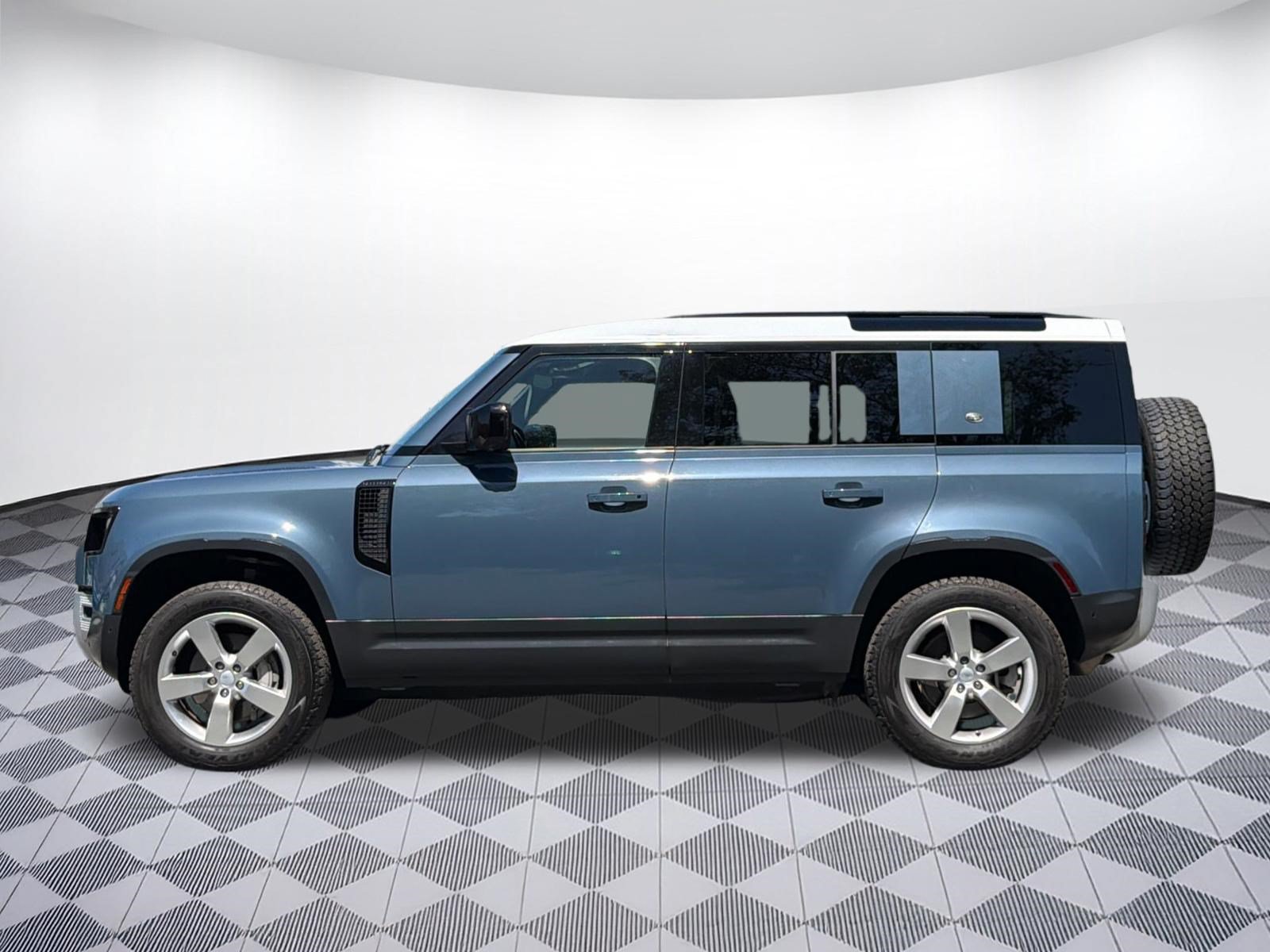 Used 2023 Land Rover Defender 110 SE AWD/4WD image 2