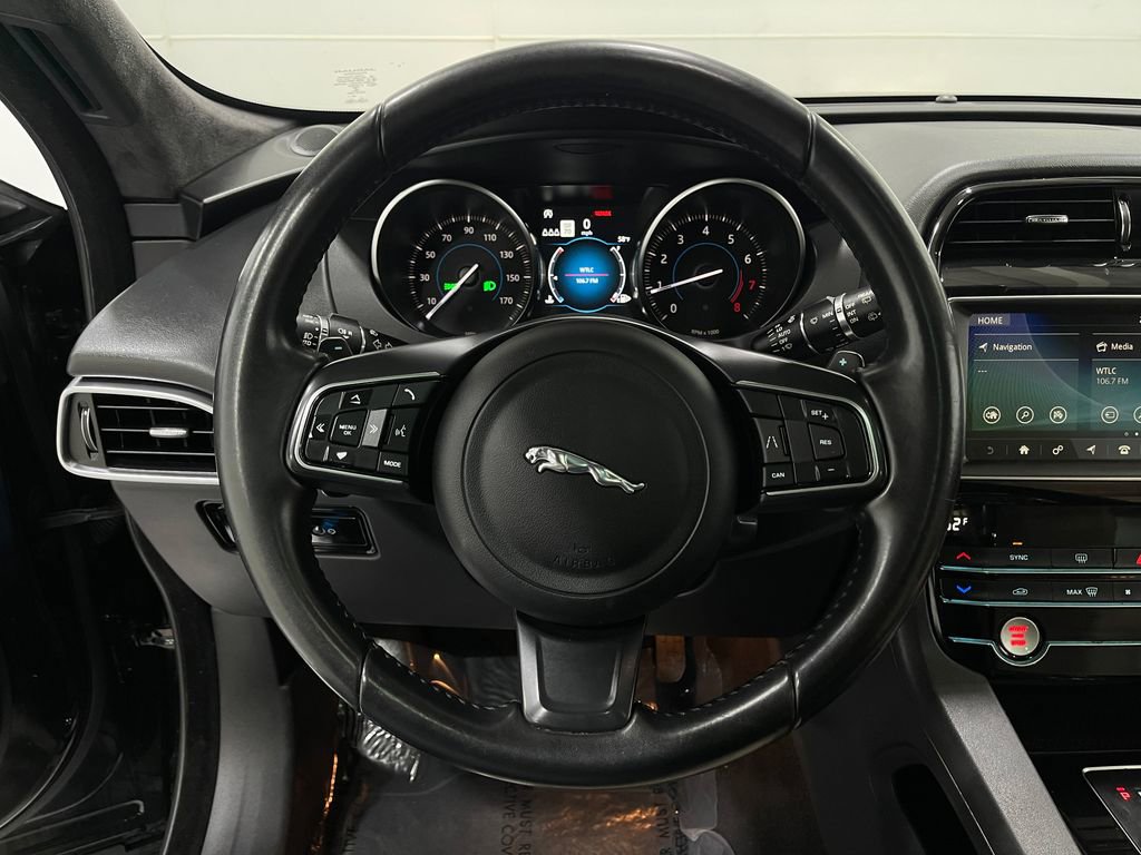 Used 2020 Jaguar F-PACE Premium image 24