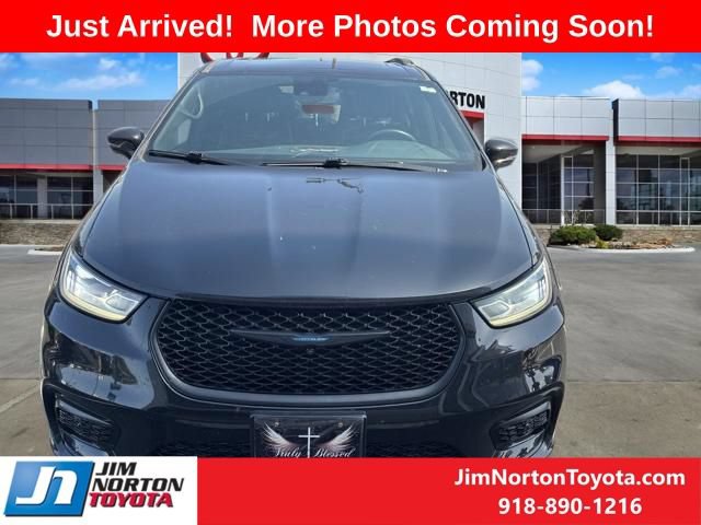Used 2021 Chrysler Pacifica Limited w/ Premium & Safety Sphere Group FWD image 2