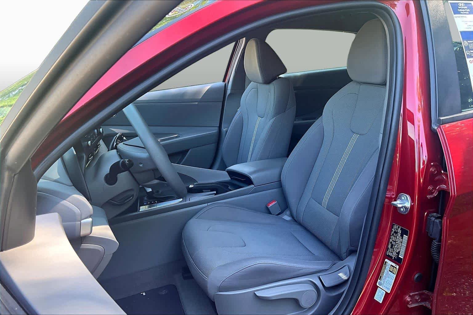 Used 2025 Hyundai Elantra SE w/ Cargo Package FWD image 8