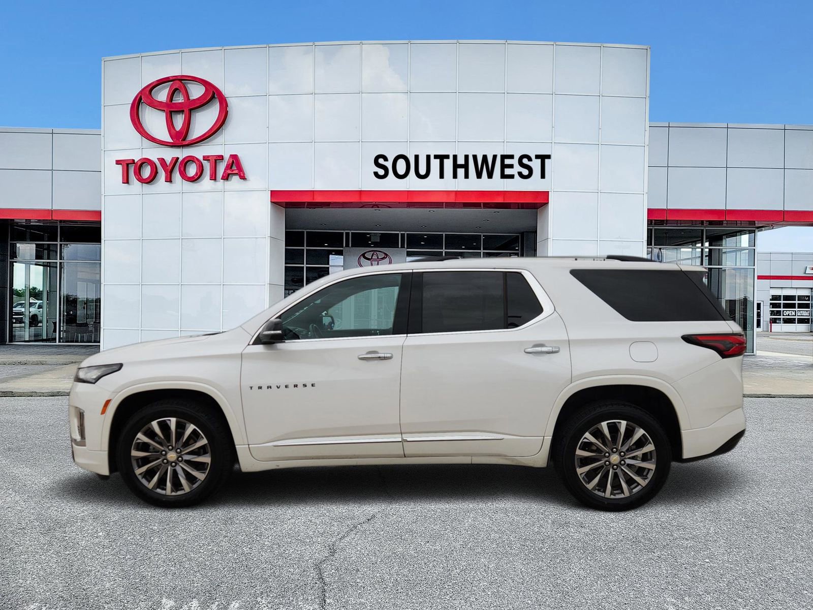 Used 2023 Chevrolet Traverse Premier w/ LPO, Roadside Safety Package FWD image 3