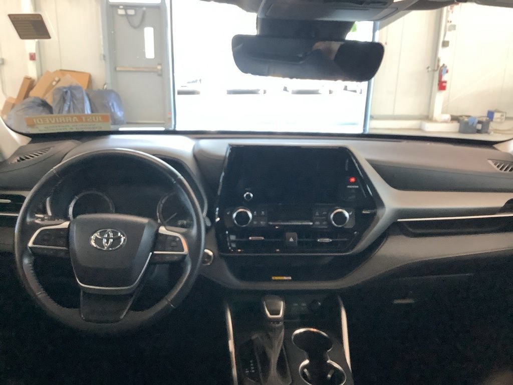 Used 2023 Toyota Highlander XLE AWD/4WD image 11