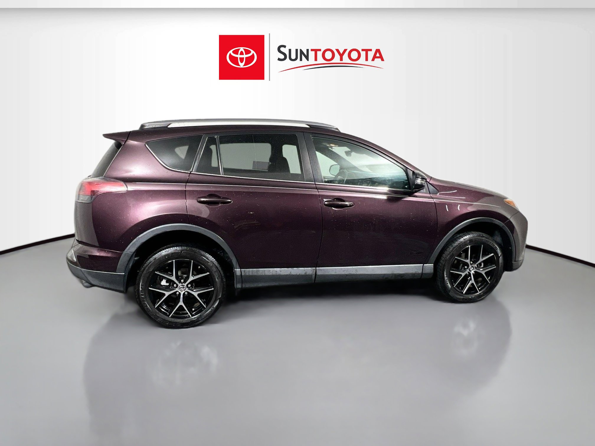 Used 2018 Toyota RAV4 SE w/ Power Extra Value Package FWD image 2