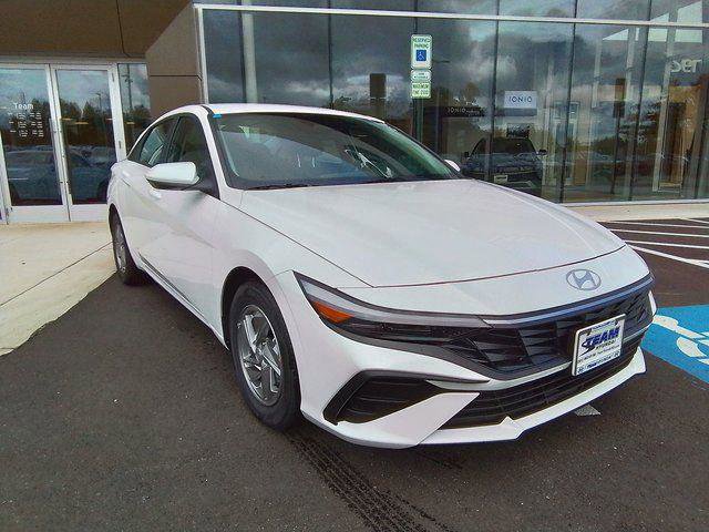 New 2025 Hyundai Elantra SE