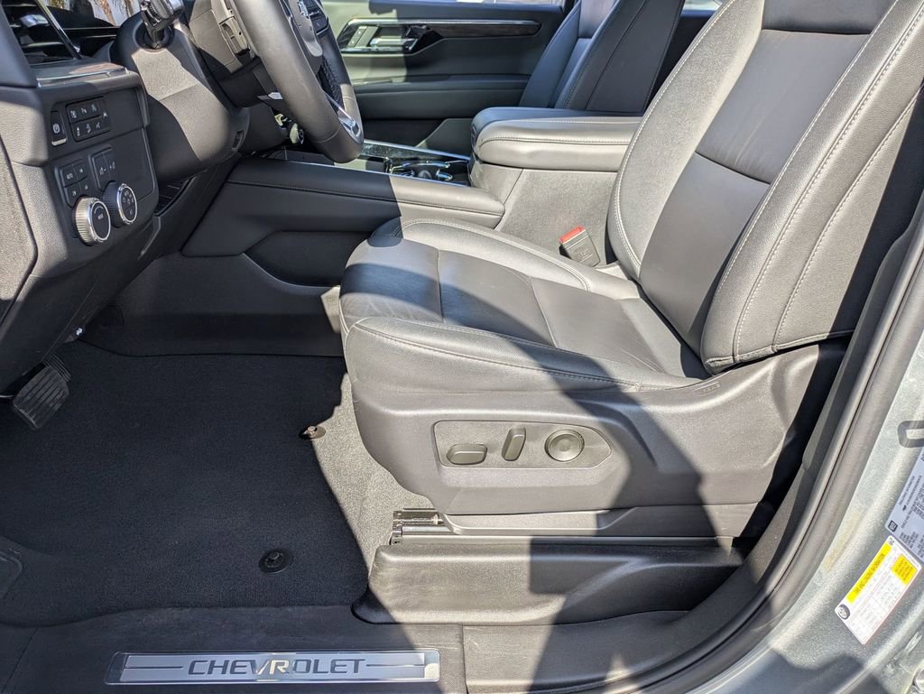 Used 2025 Chevrolet Suburban Z71 image 14