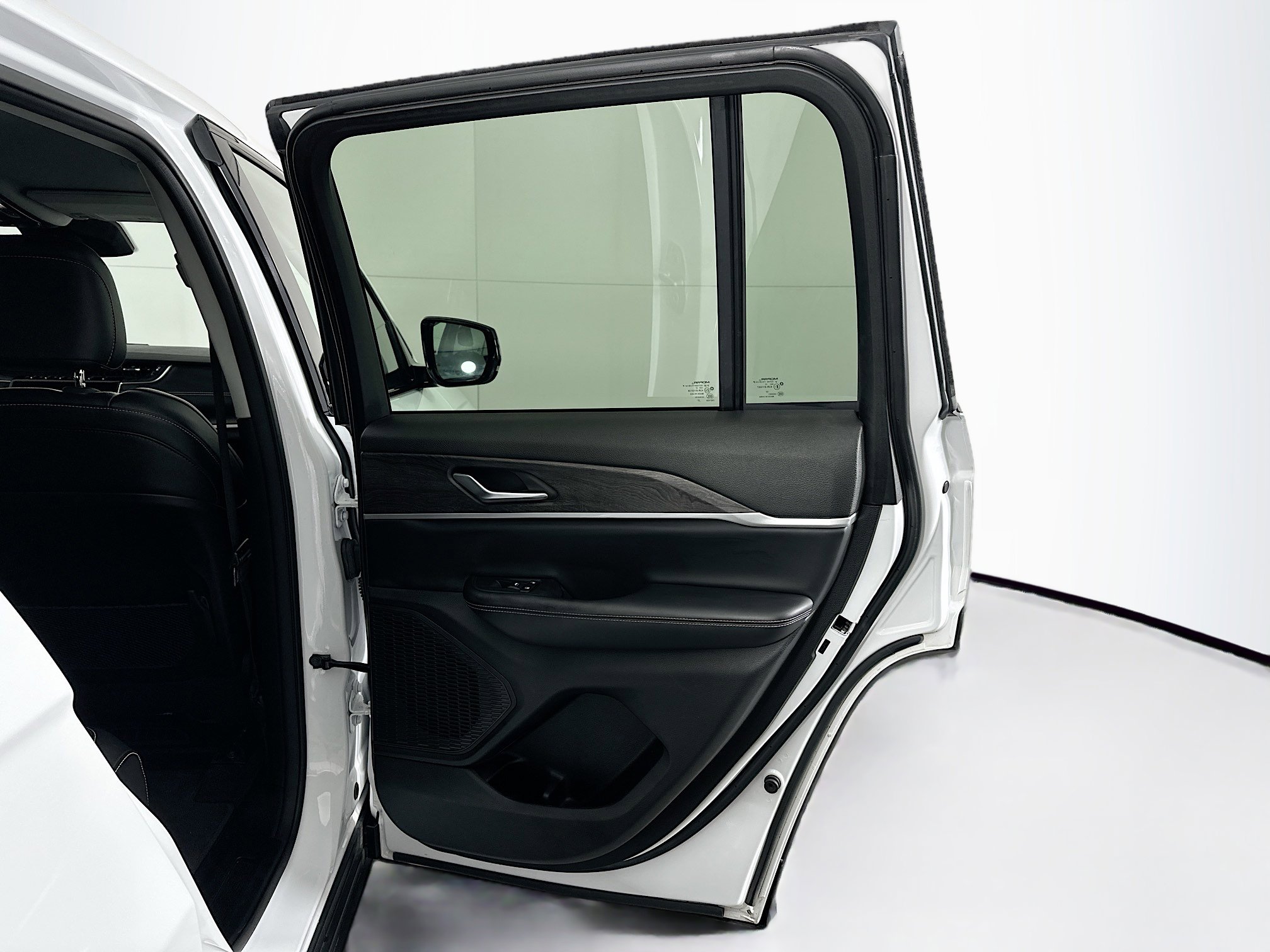 Used 2023 Jeep Grand Cherokee Limited w/ Black Appearance Package image 31