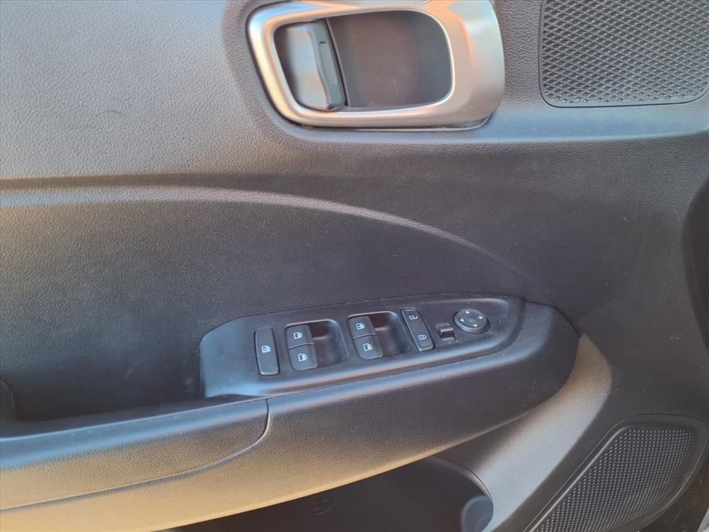 Used 2022 Hyundai Venue SE image 12