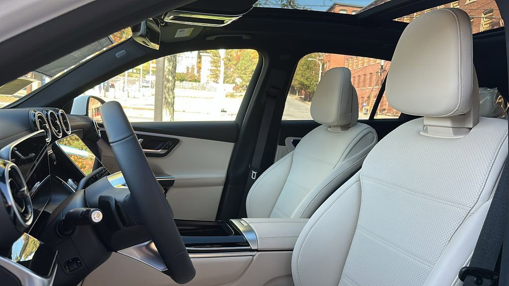 Used 2025 Mercedes-Benz GLC 300 4MATIC image 22