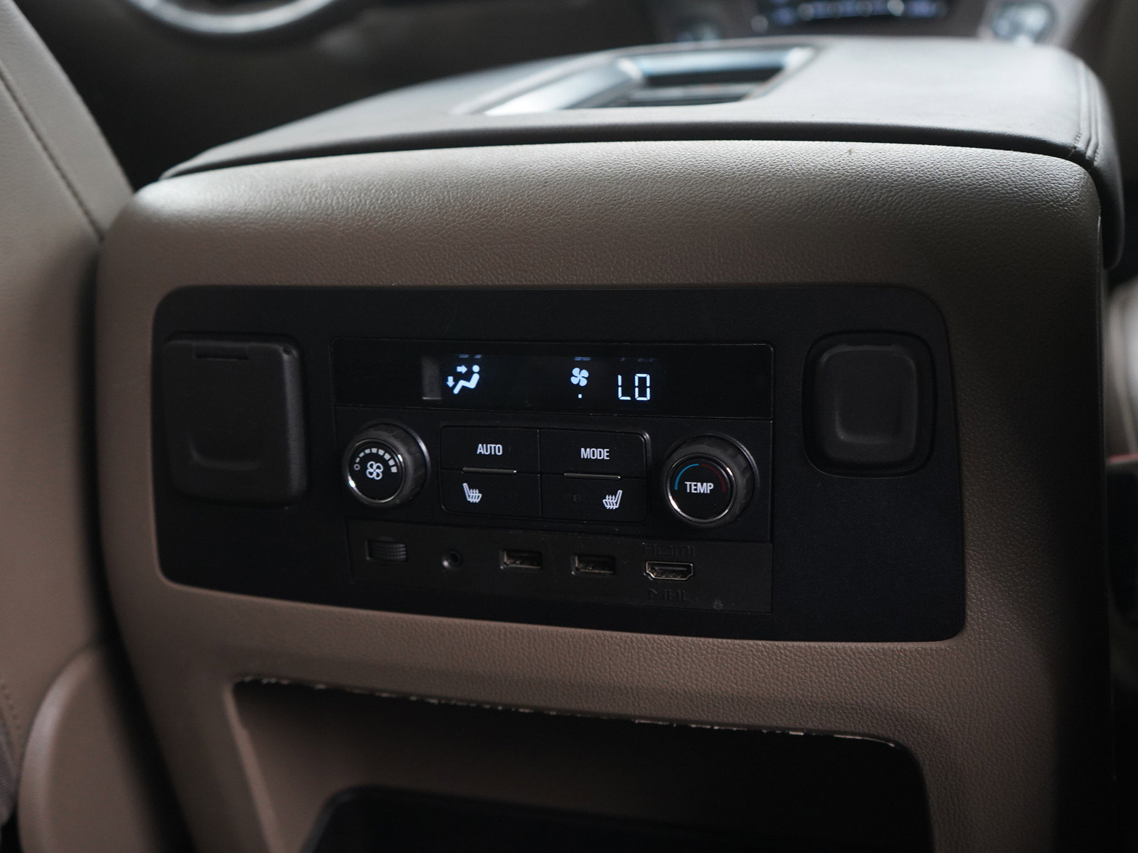 Used 2018 Chevrolet Suburban Premier AWD/4WD image 19