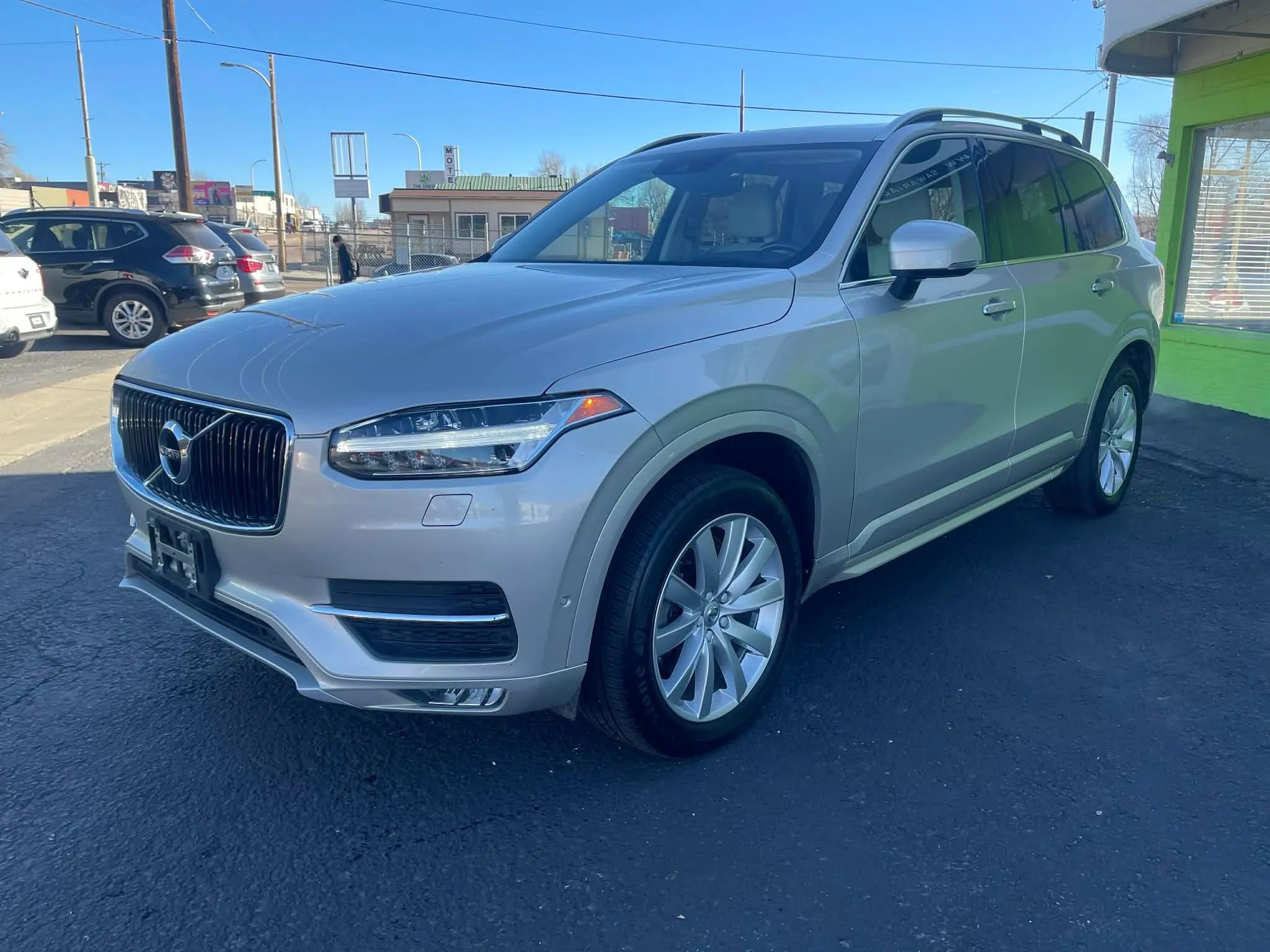 Used 2016 Volvo XC90 T6 Momentum w/ Momentum Plus Package image 3