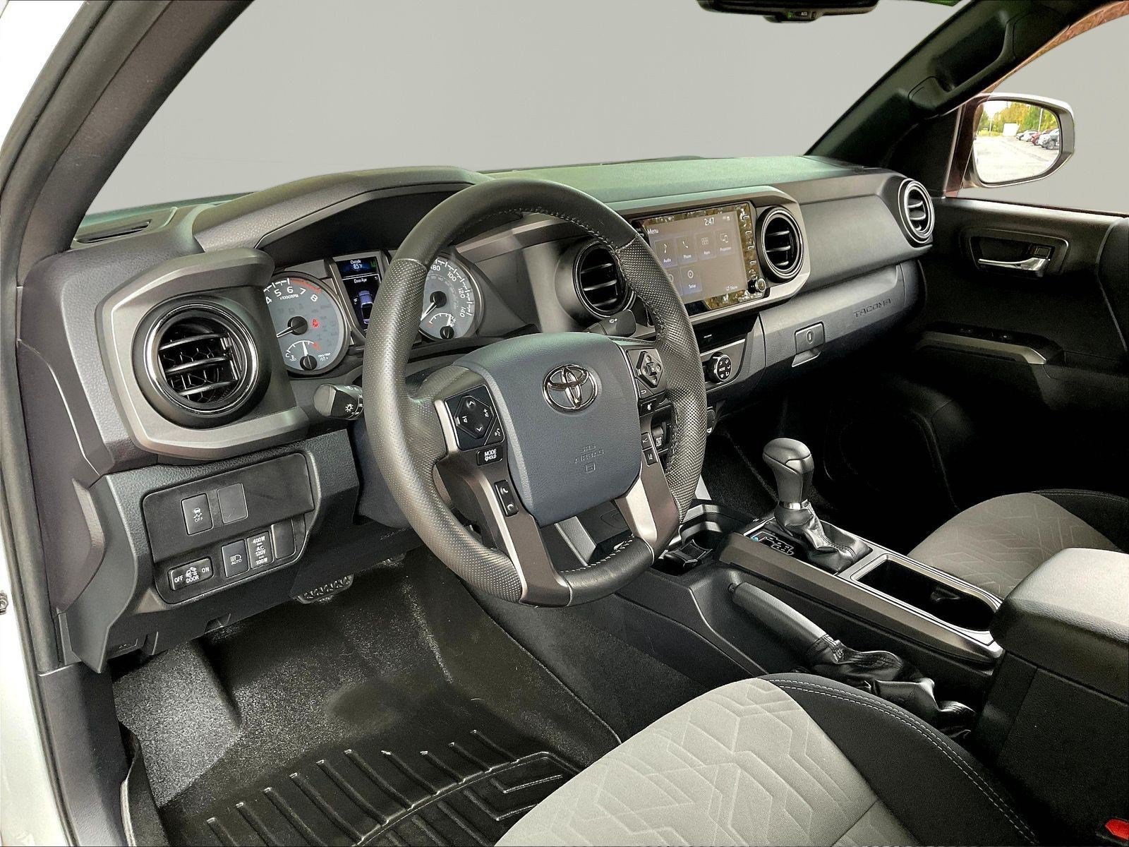 Used 2020 Toyota Tacoma TRD Off-Road w/ Technology Package AWD/4WD image 18