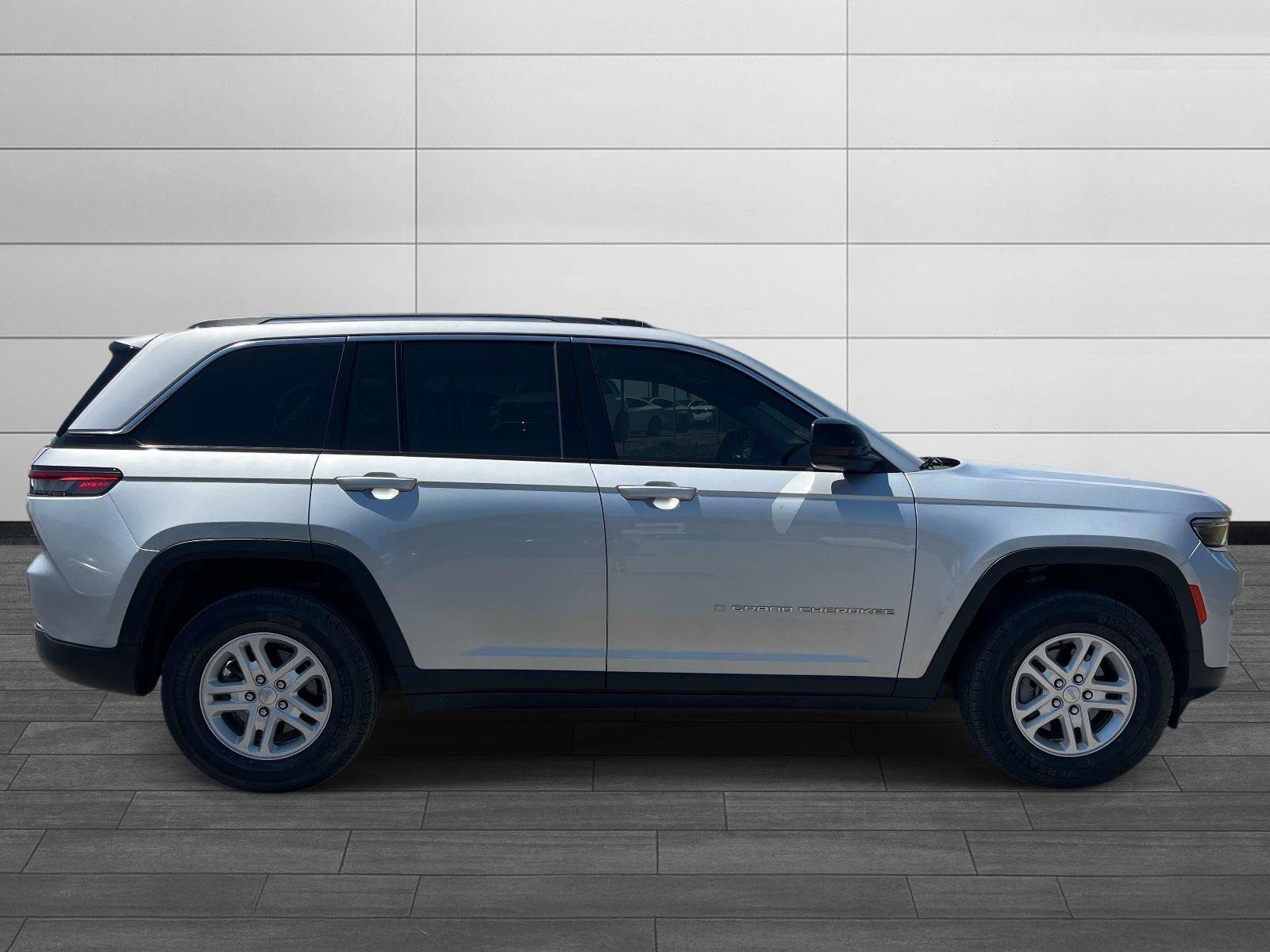 Used 2022 Jeep Grand Cherokee Laredo AWD/4WD image 2