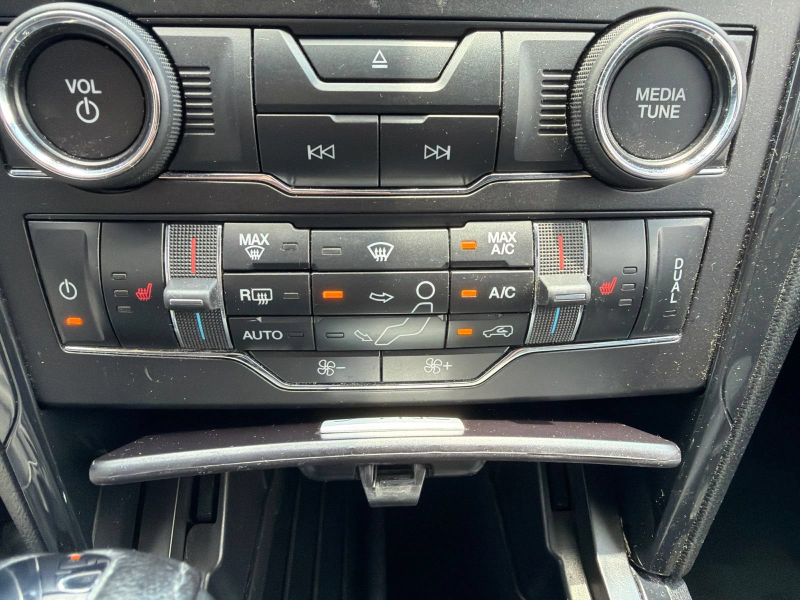 Used 2018 Ford Explorer XLT w/ Equipment Group 202A AWD/4WD image 25