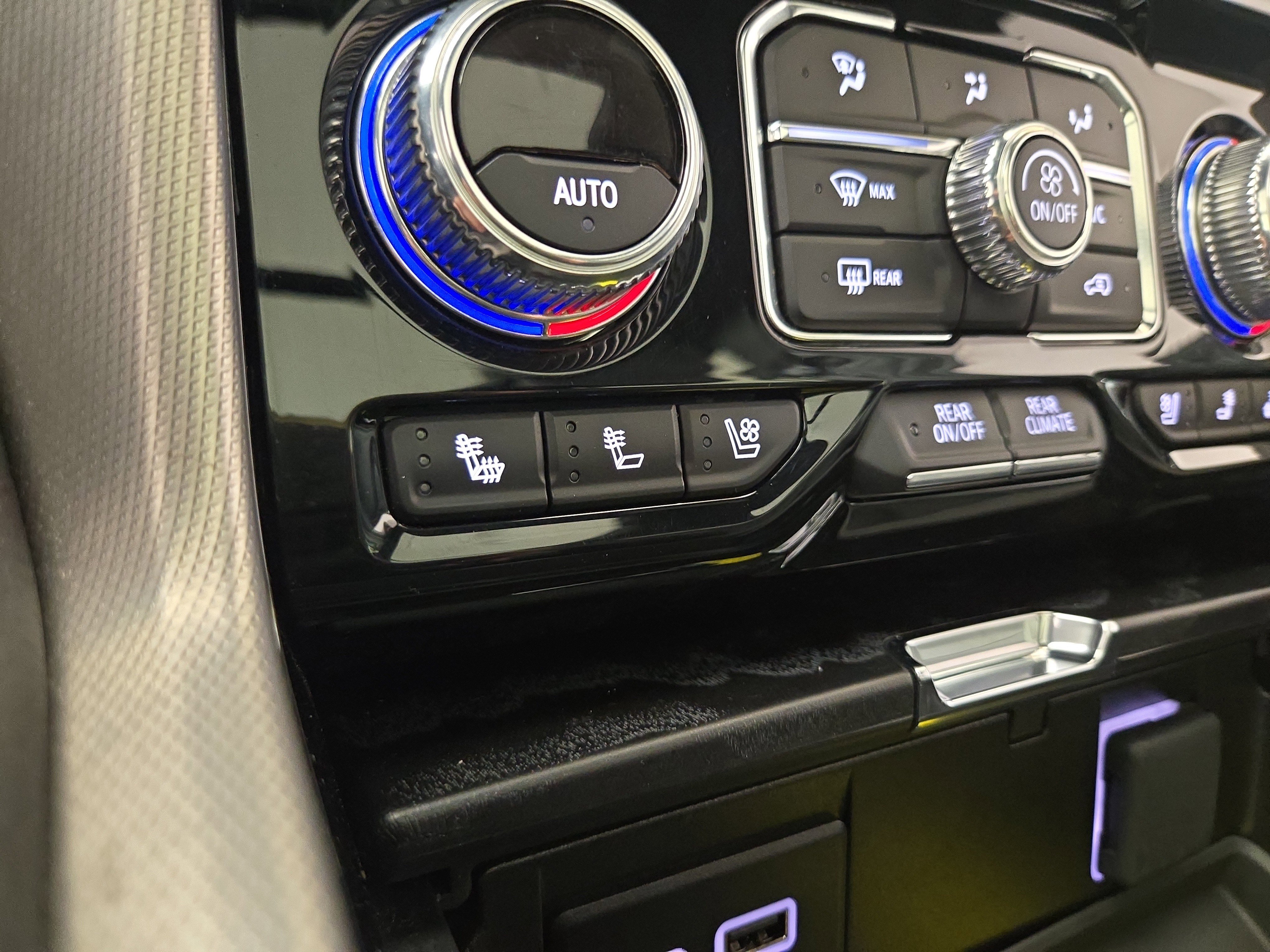 Used 2024 GMC Yukon Denali image 27