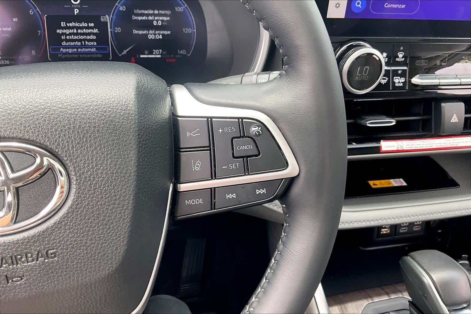 Used 2025 Toyota Highlander Limited FWD image 25