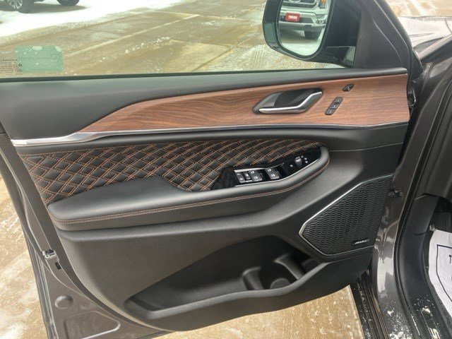 Used 2024 Jeep Grand Cherokee L Summit w/ High Altitude Package image 9