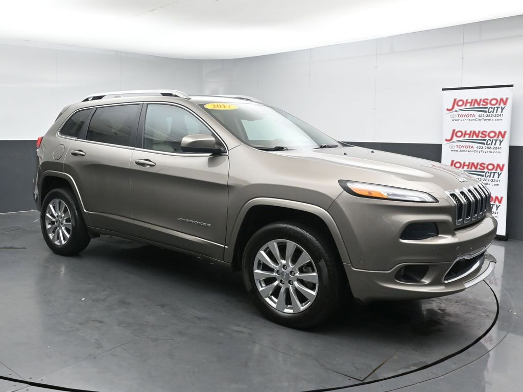 Used 2017 Jeep Cherokee Overland w/ Technology Group AWD/4WD image 2
