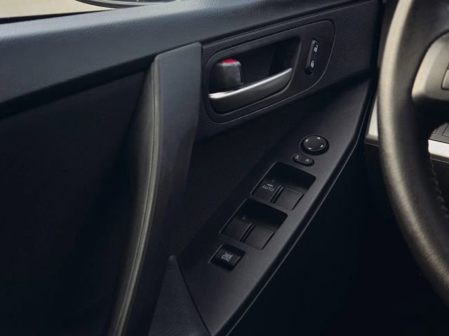 Used 2012 MAZDA MAZDA3 i Touring FWD image 19