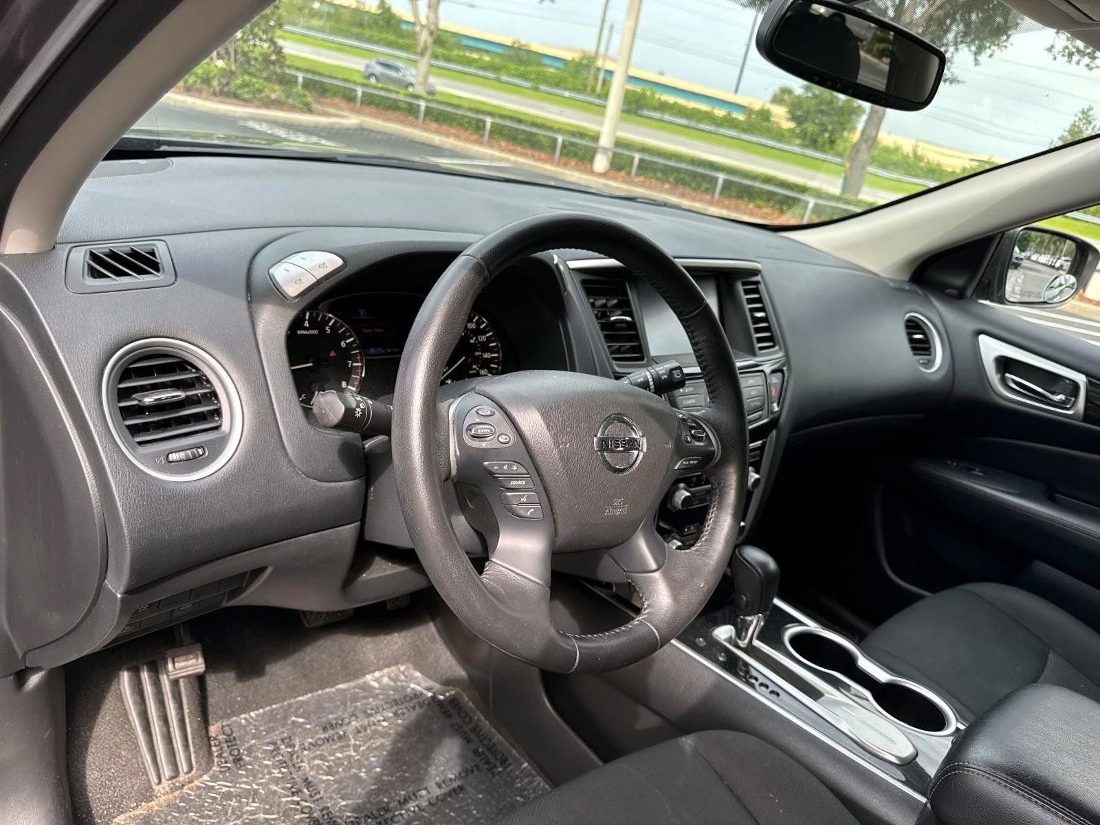 Used 2020 Nissan Pathfinder SV image 12