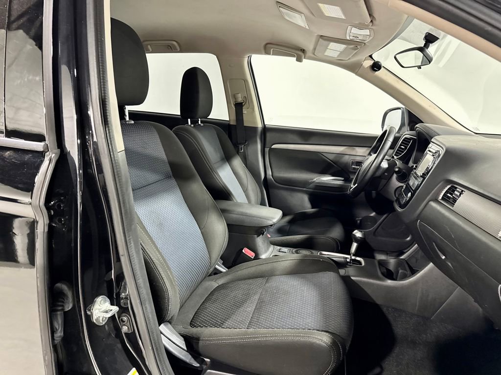 Used 2016 Mitsubishi Outlander SE image 21