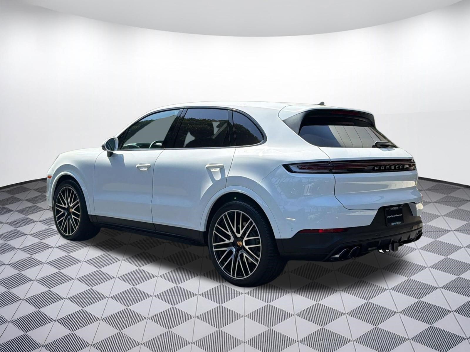 Used 2024 Porsche Cayenne AWD/4WD image 3