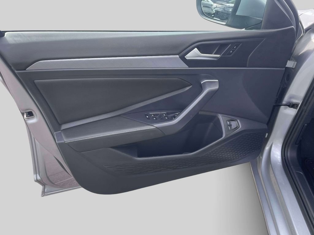 Used 2023 Volkswagen Jetta SE image 16