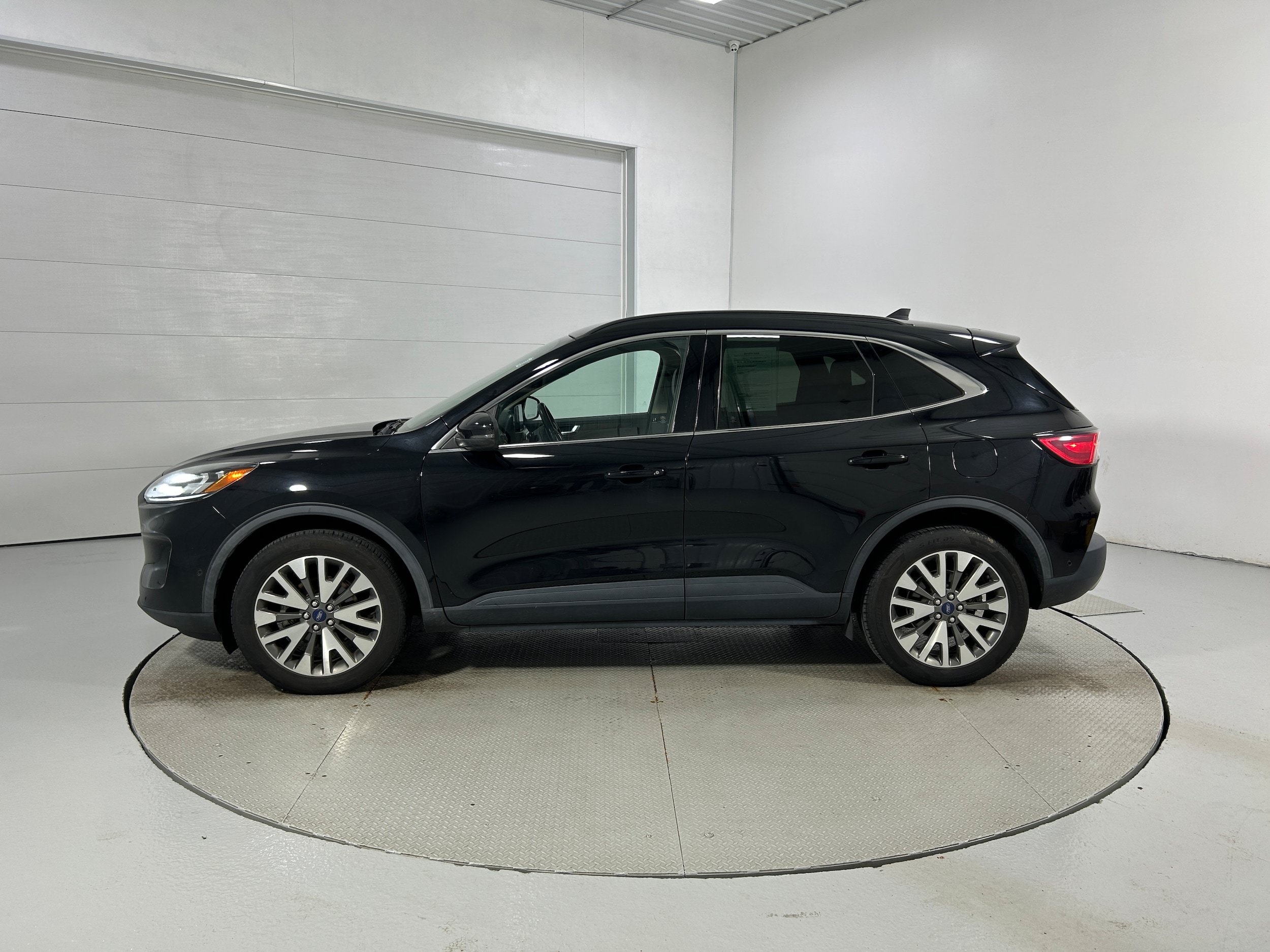 Used 2020 Ford Escape Titanium AWD/4WD image 22