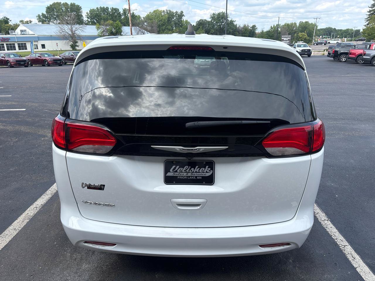Used 2024 Chrysler Voyager LX FWD image 4