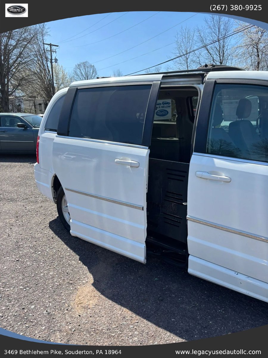 Used 2010 Chrysler Town & Country Touring FWD image 69