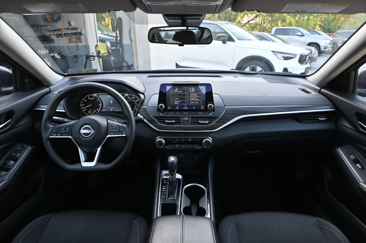 Used 2024 Nissan Altima 2.5 SV image 2