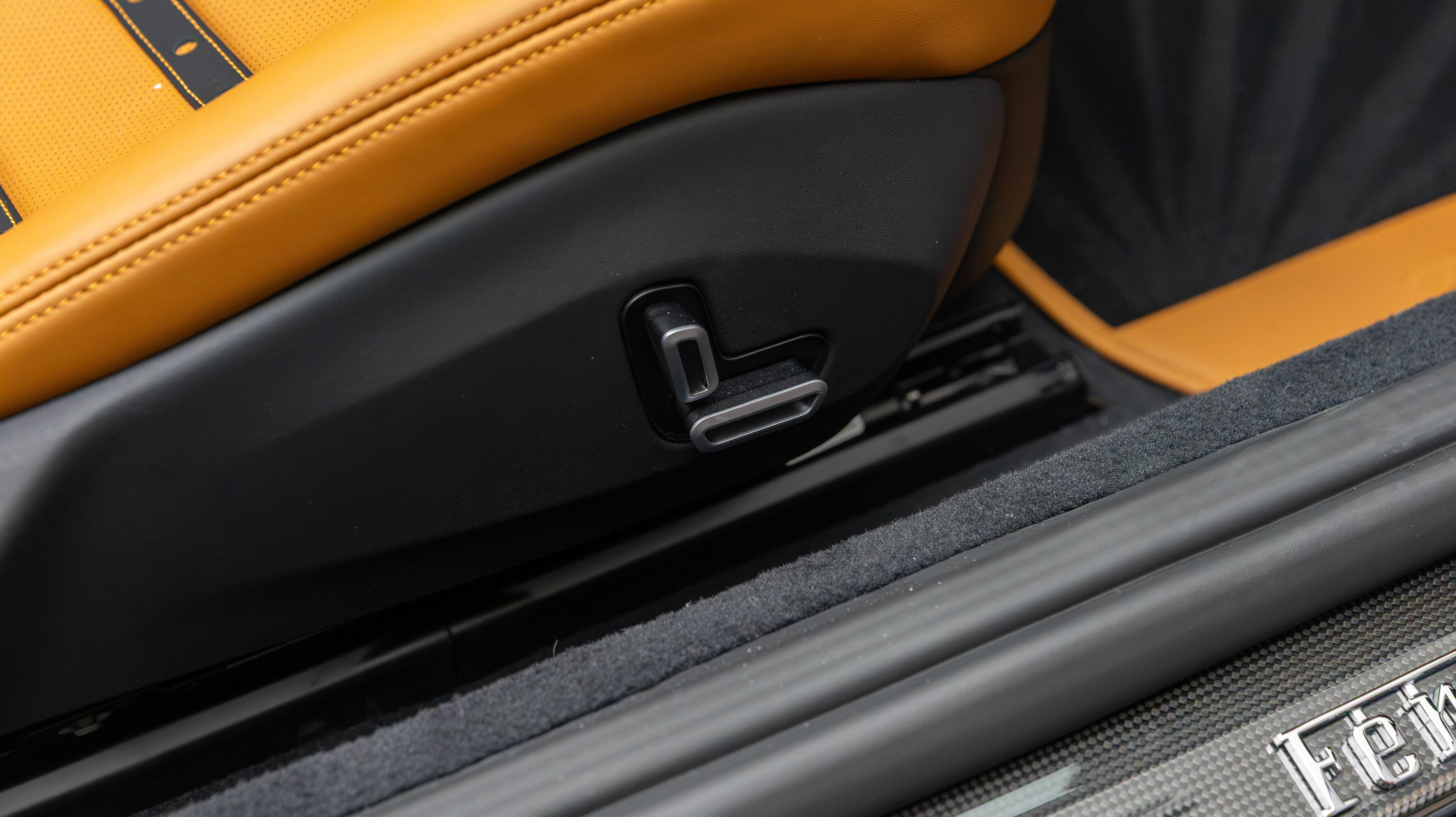 Certified 2025 Ferrari Roma Spider RWD image 15