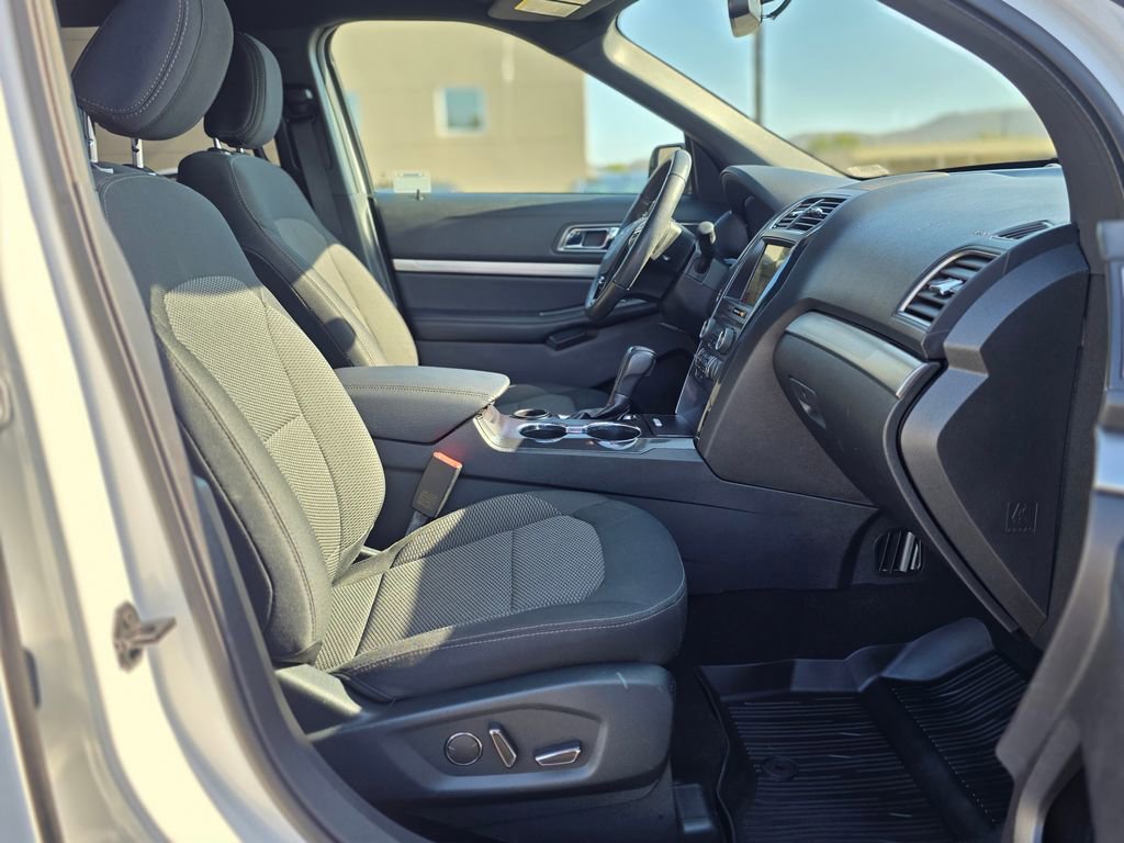 Used 2018 Ford Explorer XLT w/ Equipment Group 201A FWD image 9
