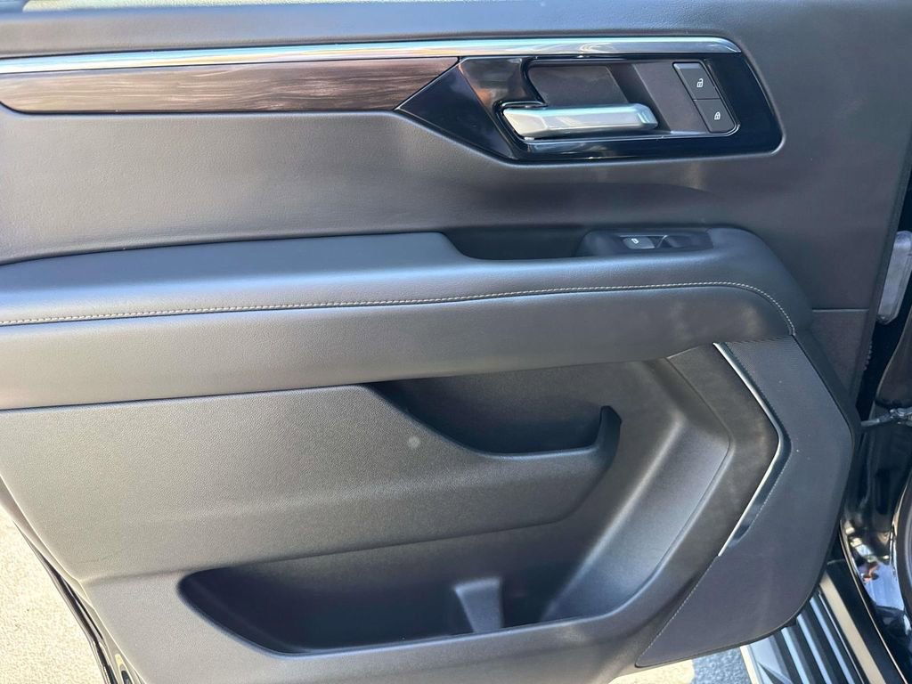 Used 2025 Chevrolet Suburban LS image 8