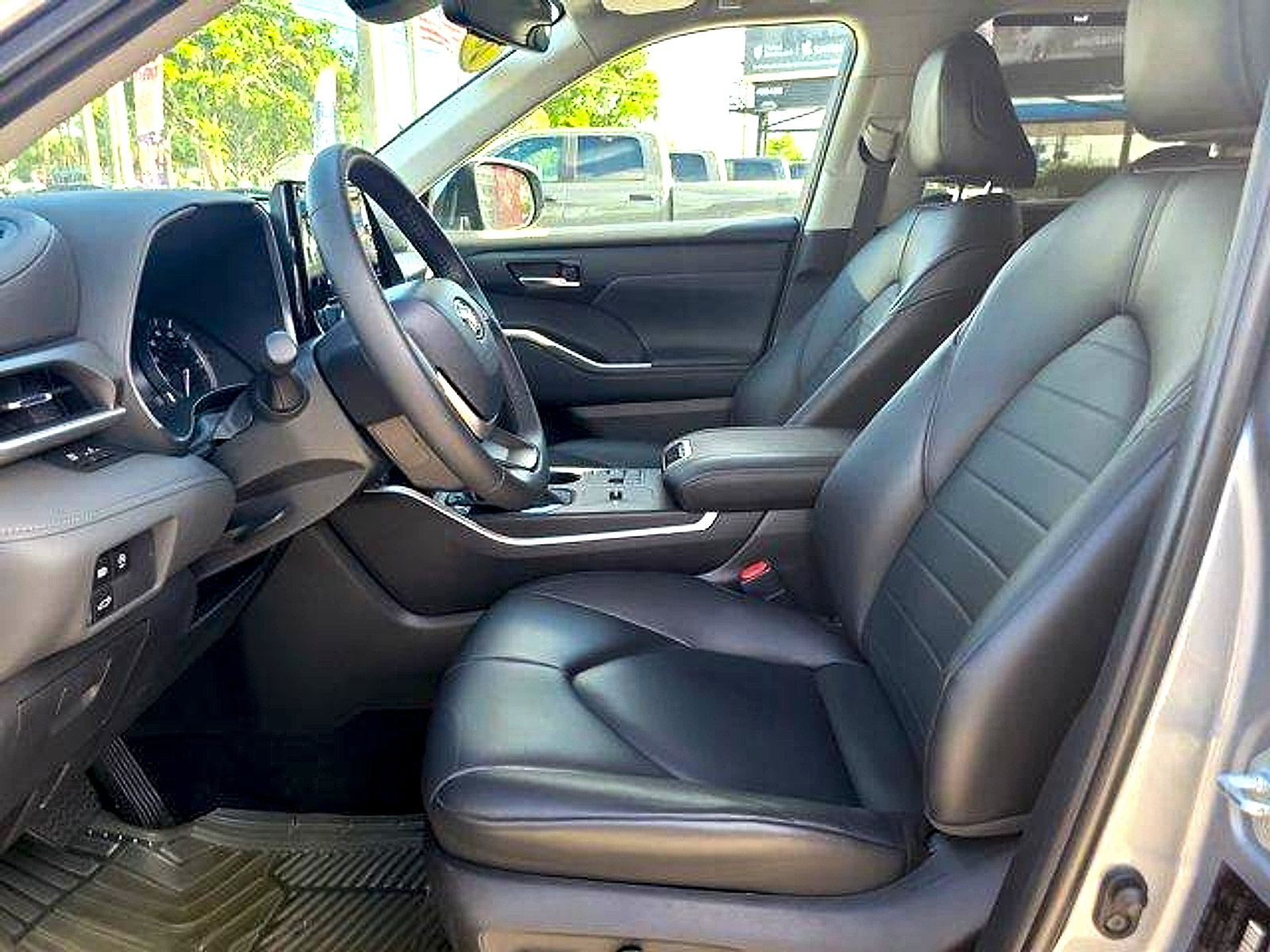 Used 2023 Toyota Highlander XLE FWD image 26