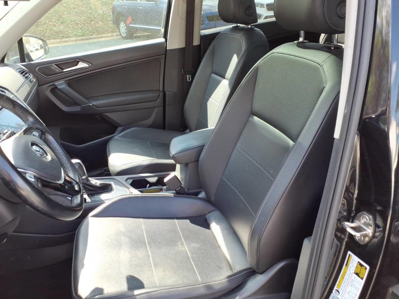 Used 2018 Volkswagen Tiguan SE w/ Panoramic Sunroof Package FWD image 16