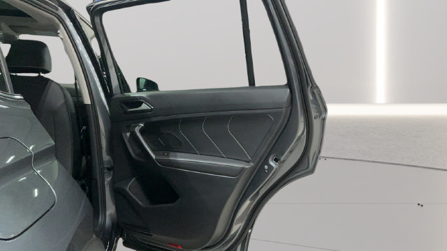 Used 2024 Volkswagen Tiguan SE w/ Panoramic Sunroof Package AWD/4WD image 34