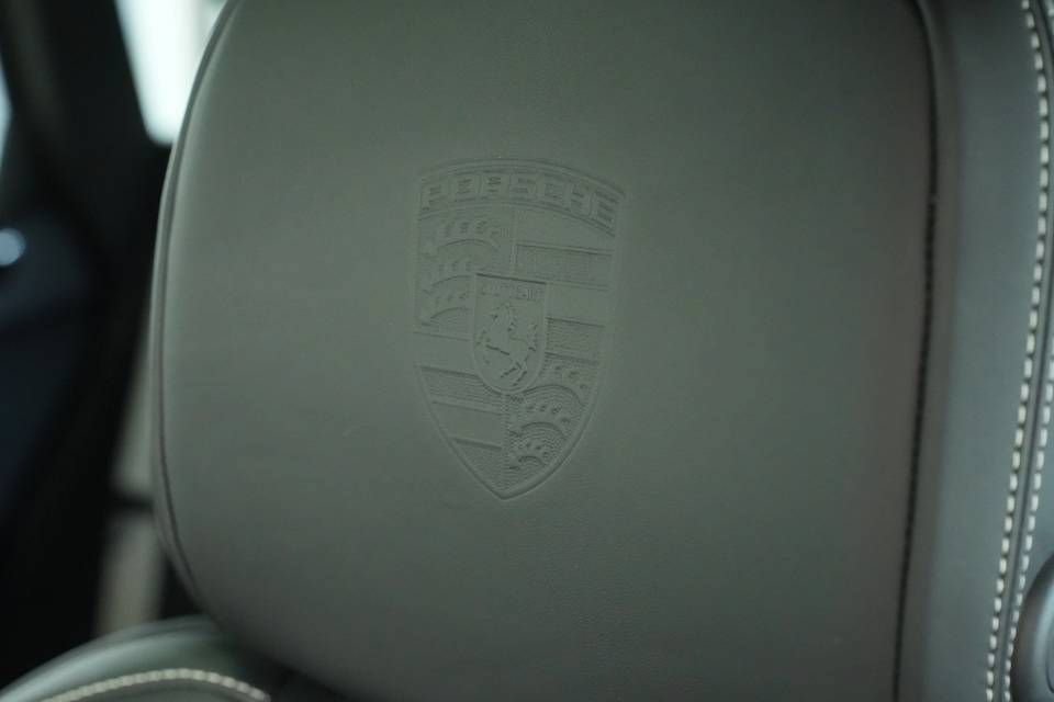 Certified 2025 Porsche Macan AWD/4WD image 34