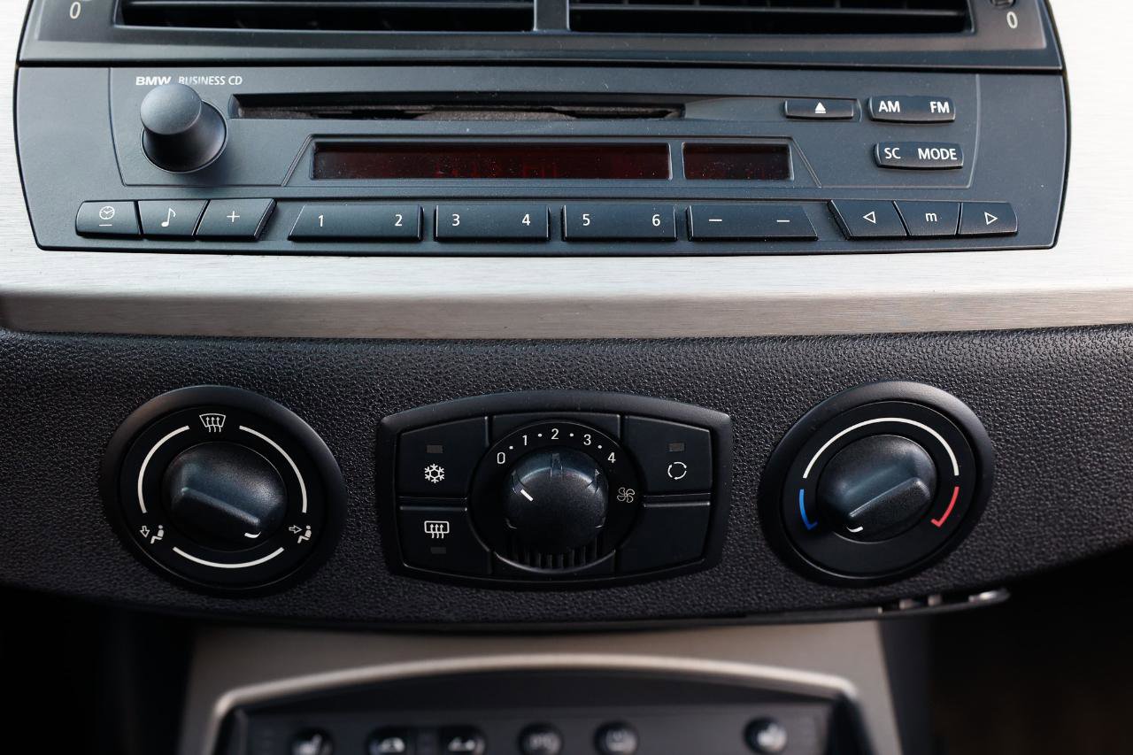 Used 2005 BMW Z4 2.5i image 25