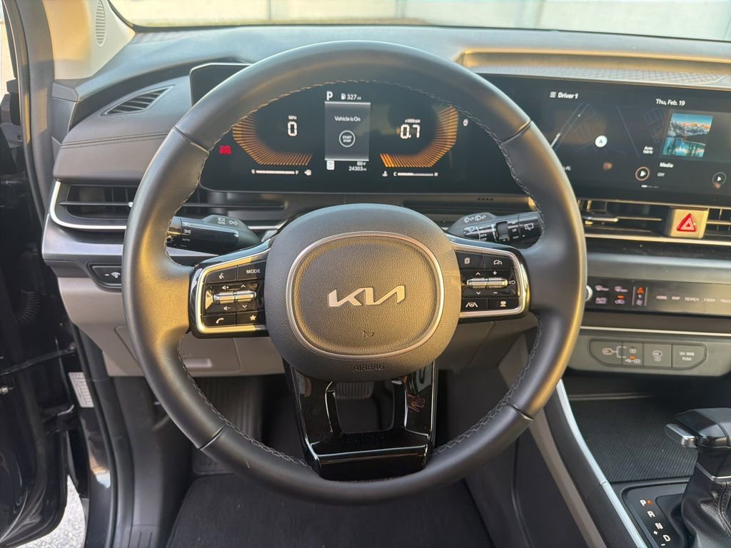 Used 2025 Kia Carnival image 24