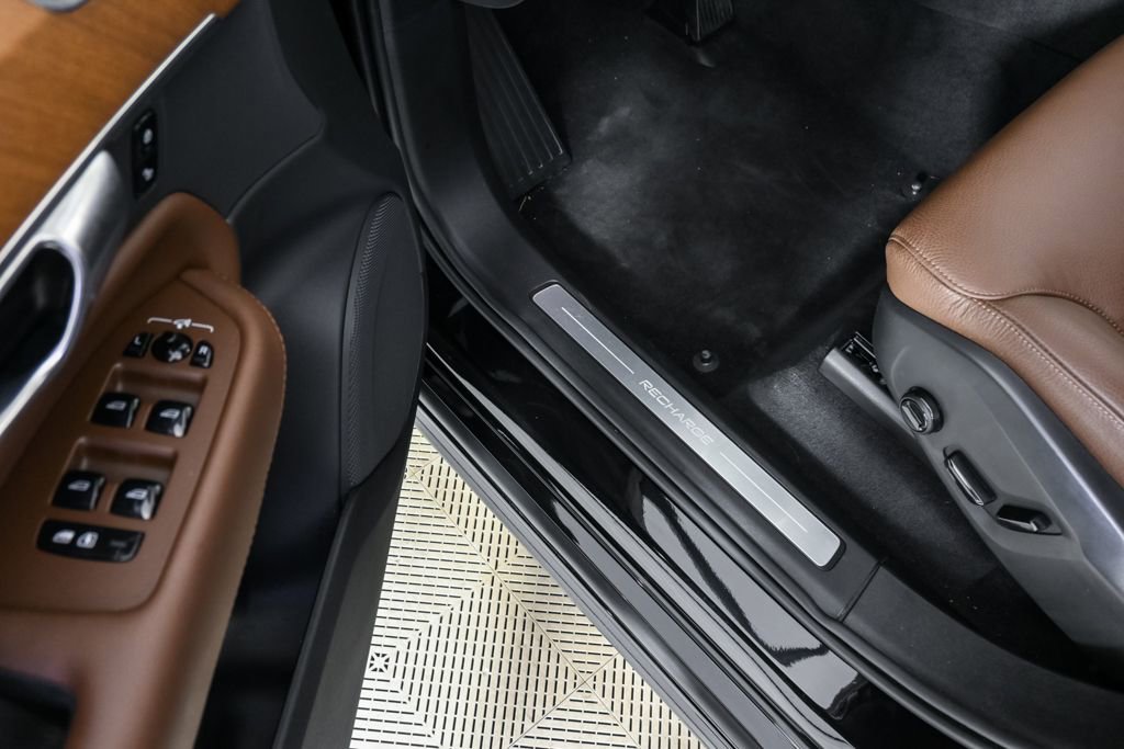 Certified 2024 Volvo XC90 T8 Core image 9