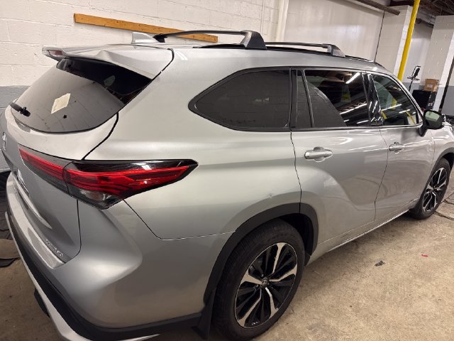 Used 2022 Toyota Highlander XSE AWD/4WD image 4