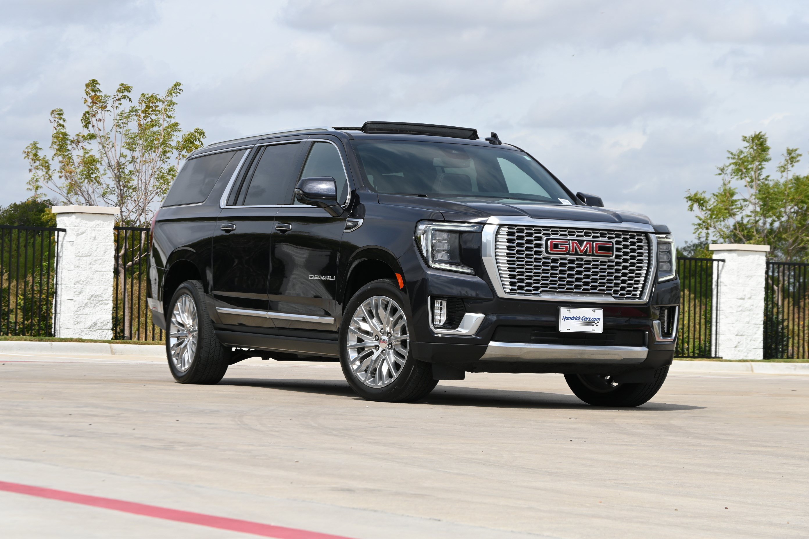 Used 2023 GMC Yukon XL Denali AWD/4WD image 2