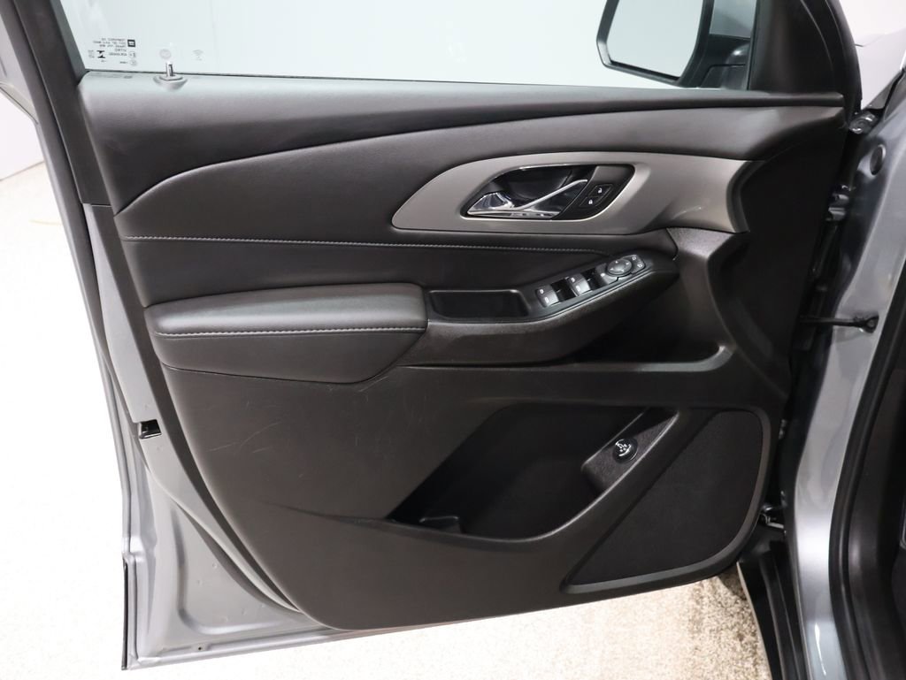 Used 2023 Chevrolet Traverse LT w/ Rear Camera Mirror Package image 13