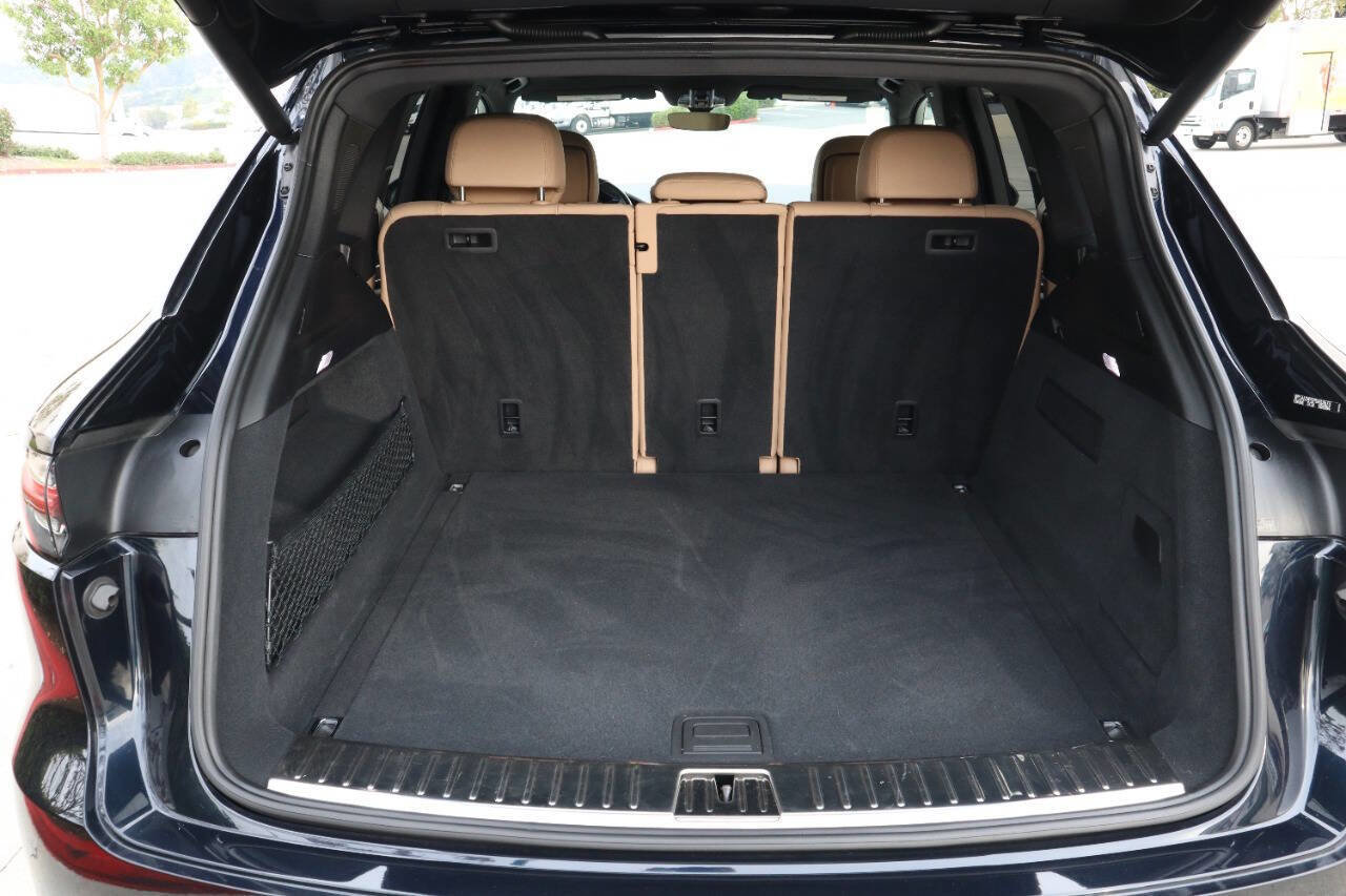 Used 2023 Porsche Cayenne Platinum Edition image 8