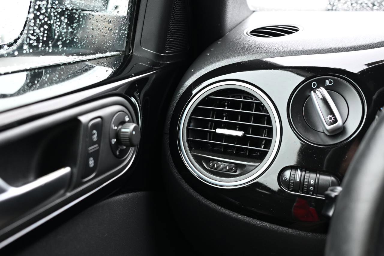 Used 2013 Volkswagen Beetle 2.5 50's Edition FWD image 17