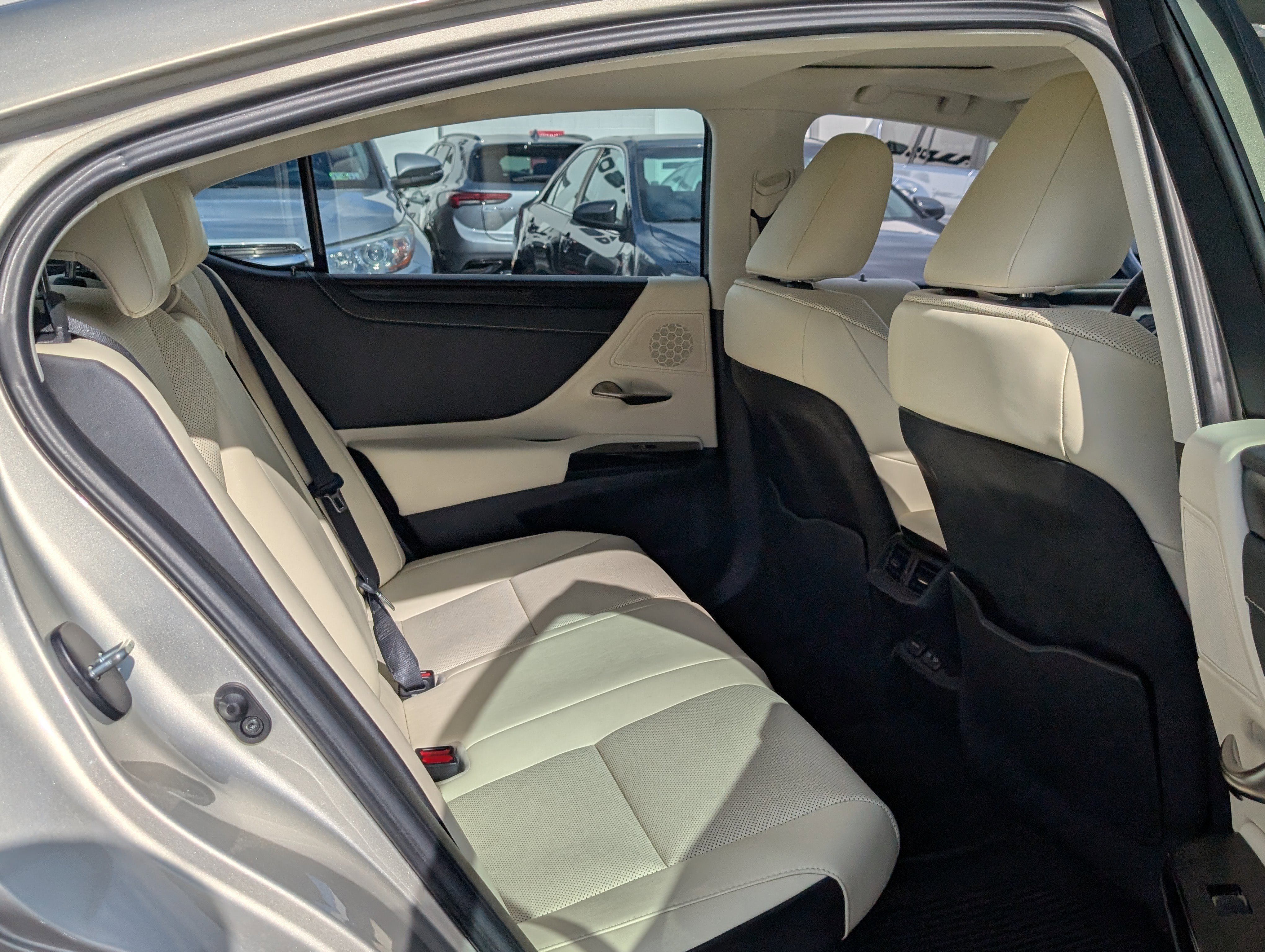 Certified 2022 Lexus ES 300h w/ Premium Package image 12